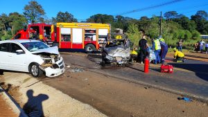 Grave colisão entre três veículos mobiliza helicóptero do SAER na SC-480