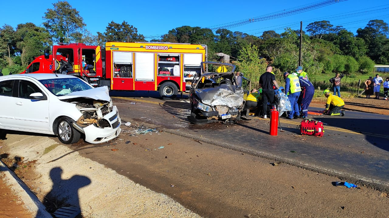 Grave colisão entre três veículos mobiliza helicóptero do SAER na SC-480