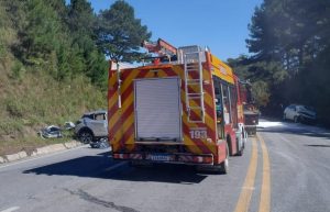 Colisão frontal na BR-282 em Alfredo Wagner deixa uma idosa morta e feridos