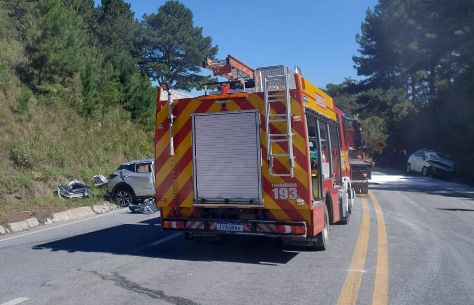 Colisão frontal na BR-282 em Alfredo Wagner deixa uma idosa morta e feridos