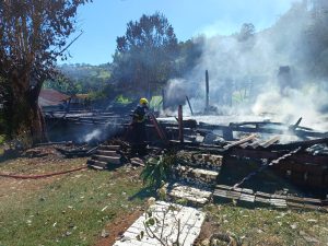 Incêndio destrói residência de madeira no interior de SC