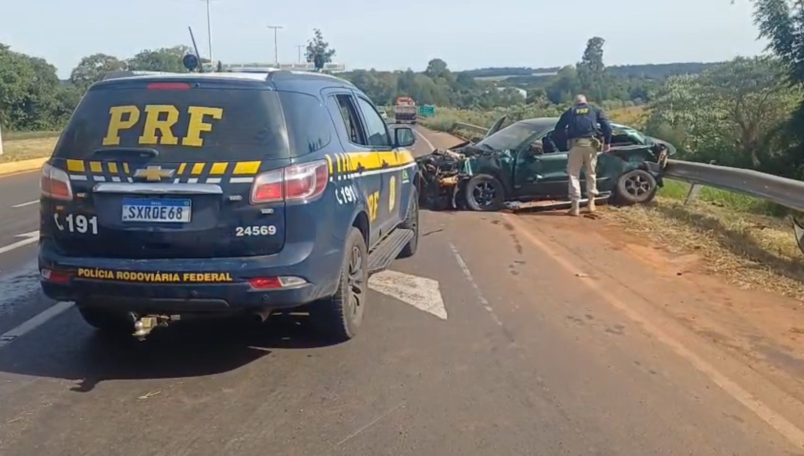 PRF apreende 30 kg de drogas após perseguição e resgata criança na BR-282