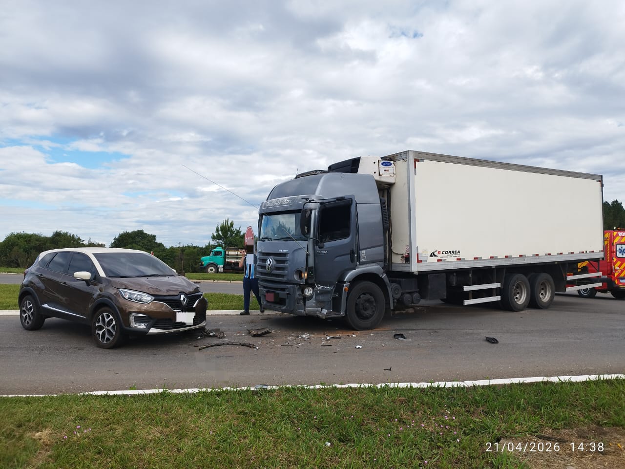 Acidente envolvendo caminhão e dois carros é registrado na BR-282 em Campos Novos
