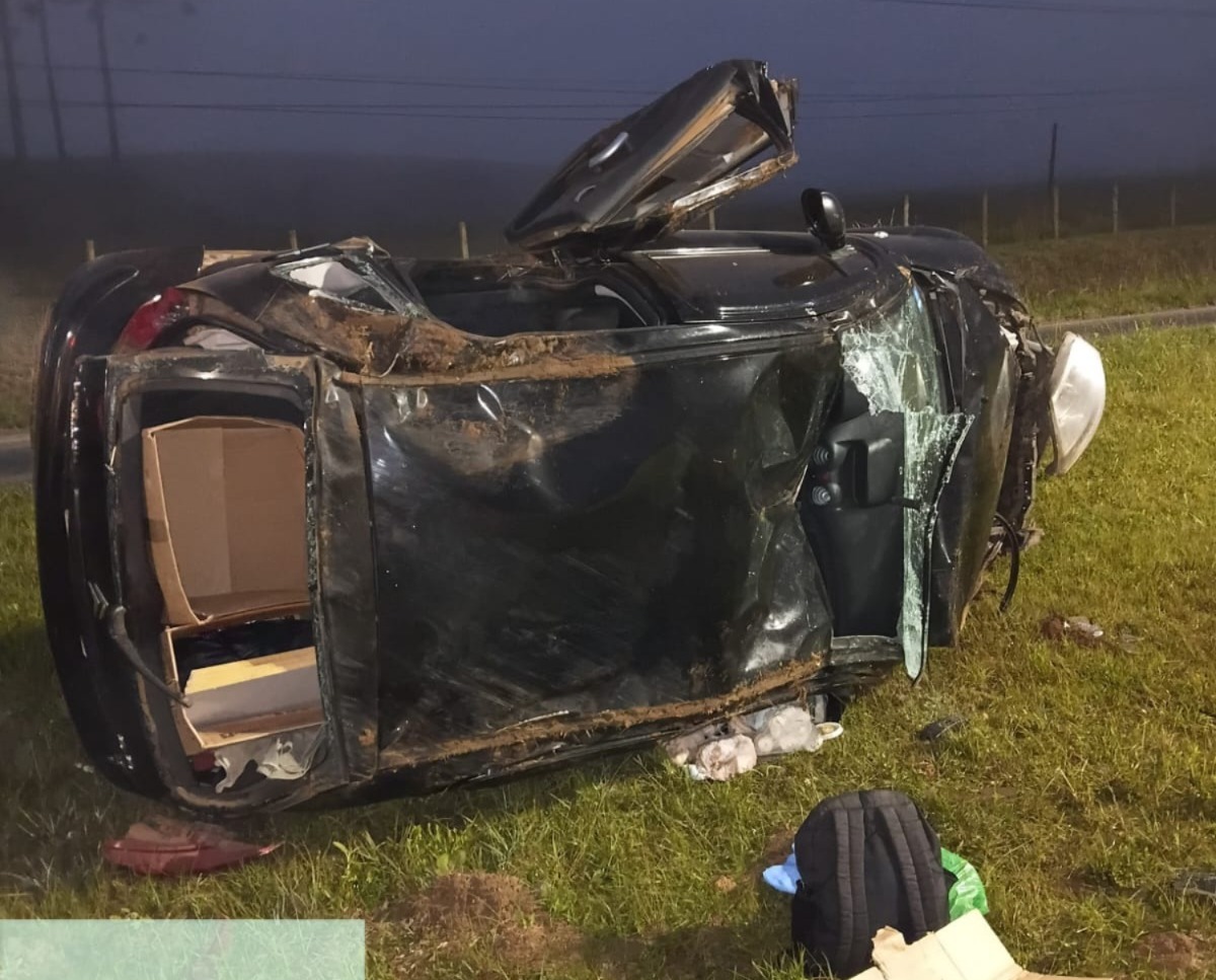 Veículo sai da pista e capota na BR-470, em Curitibanos