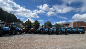 Estado entrega mais de 50 equipamentos agrícolas para municípios da região