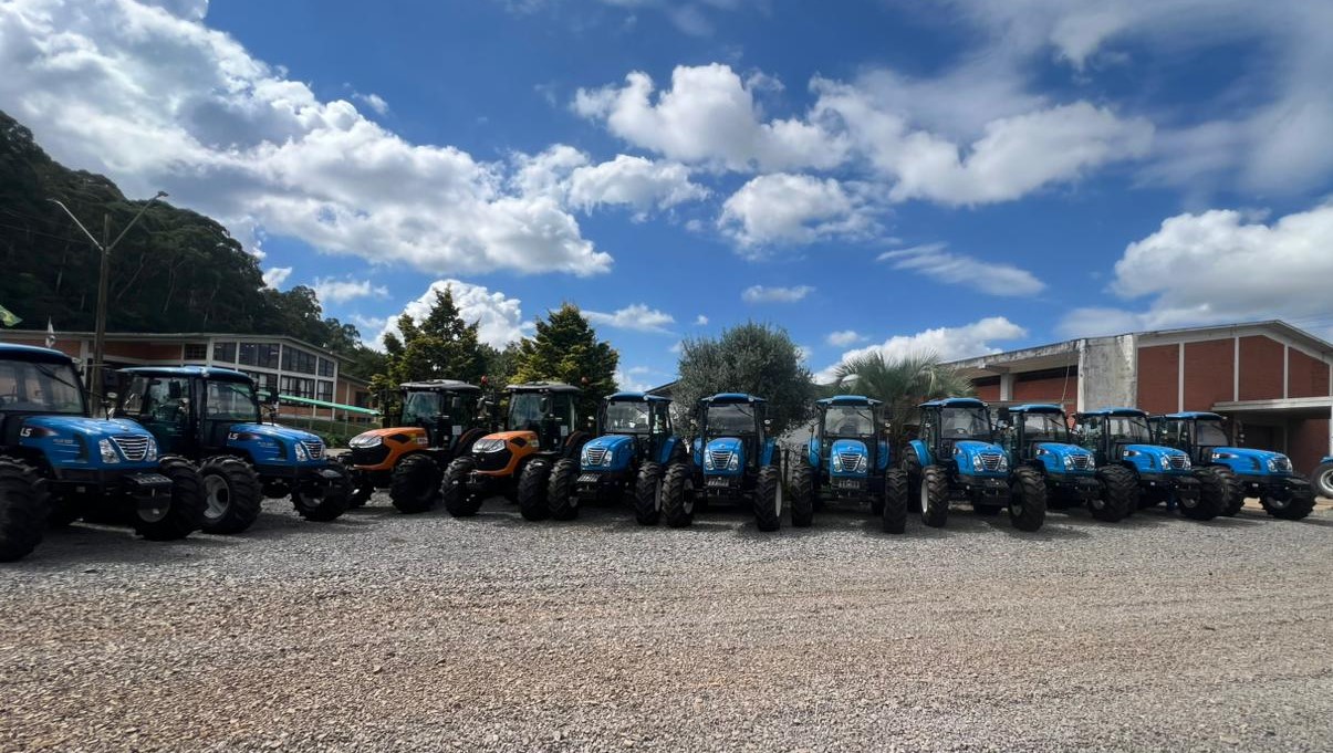 Estado entrega mais de 50 equipamentos agrícolas para municípios da região