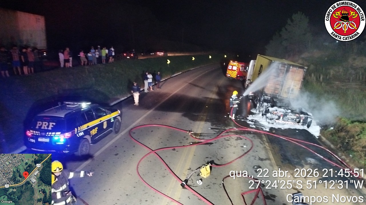 Incêndio atinge caminhão com carga de vidro na BR-470 em Campos Novos