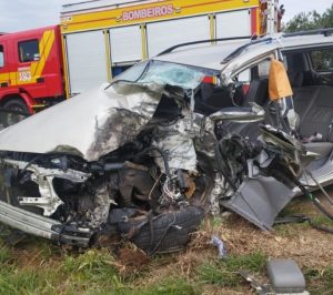 Colisão frontal entre carro e caminhão deixa três feridos na BR-282 em Campos Novos