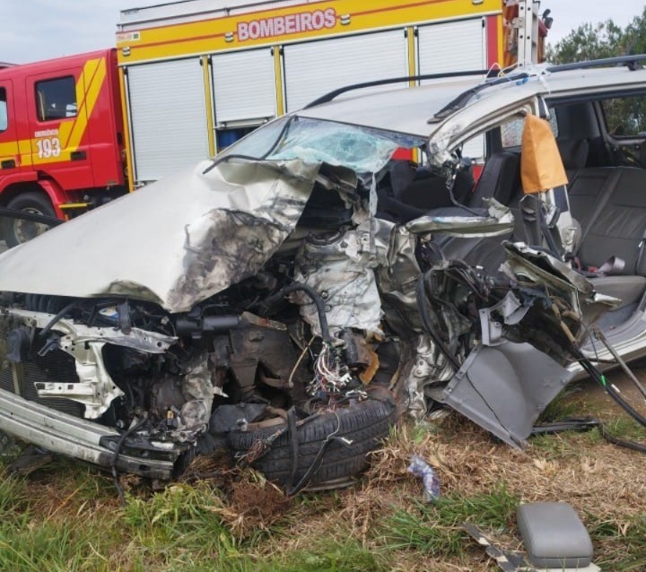 Colisão frontal entre carro e caminhão deixa três feridos na BR-282 em Campos Novos