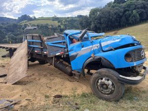 Caminhão carregado com soja tomba e motorista fica ferido em Água Doce