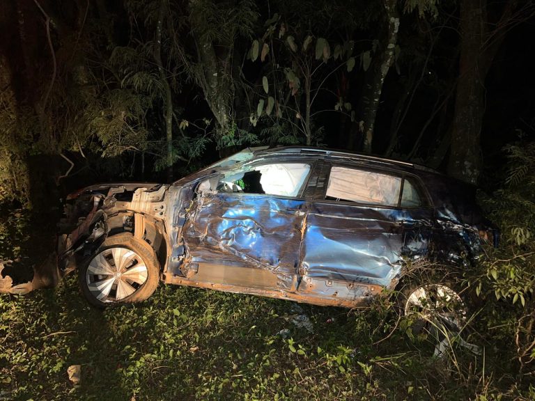Veículo sai da pista e fica destruído na BR-282