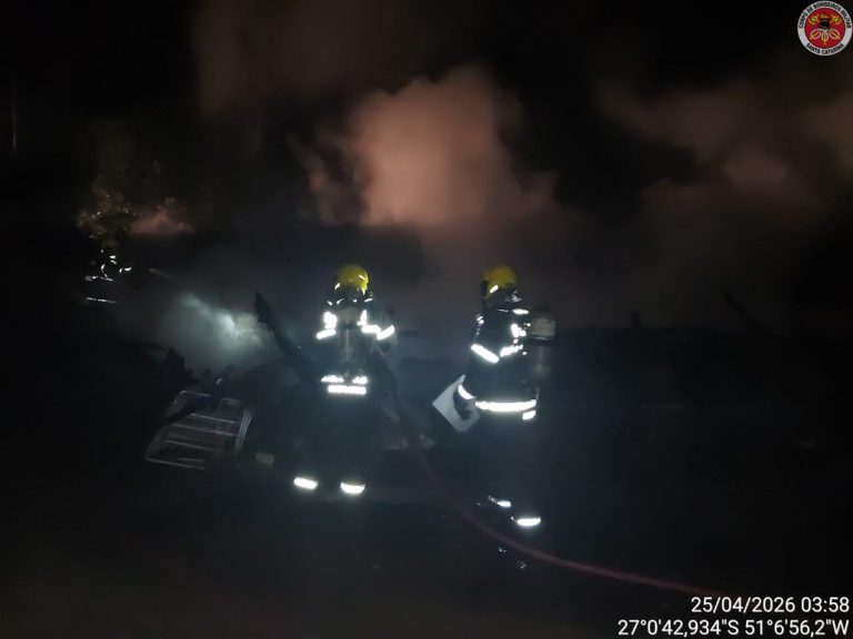 Homem sofre queimaduras durante incêndio em Videira; casa ficou destruída