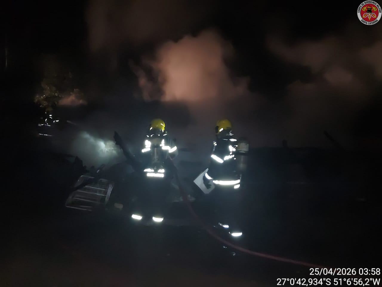 Homem sofre queimaduras durante incêndio em Videira; casa ficou destruída
