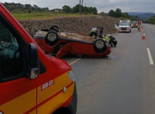 Mulher fica ferida após capotamento na BR-116 em Santa Cecília