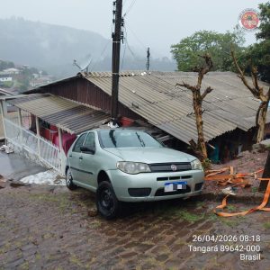 Motorista é resgatada após carro atingir residência em Tangará