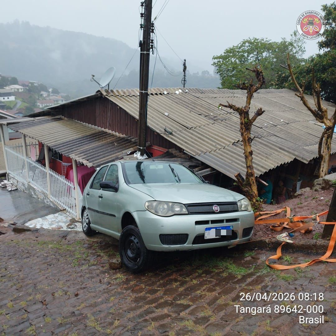 Motorista é resgatada após carro atingir residência em Tangará