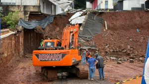 Desmoronamento em obra mobiliza Defesa Civil e interdita prédio e casa em Joaçaba