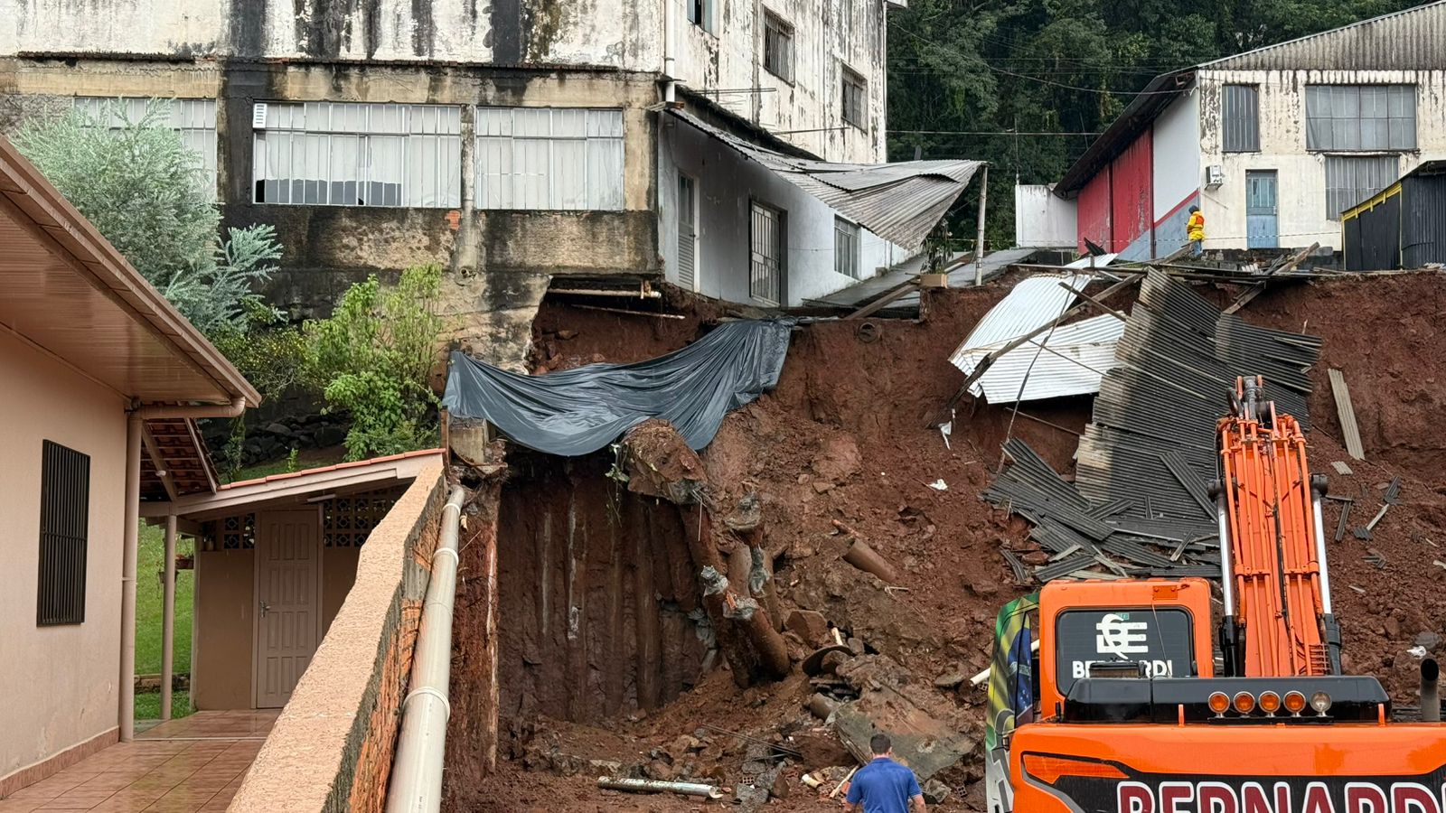Deslizamento em Joaçaba: Defesa Civil interdita 5 residências; empresa de escavação emite nota