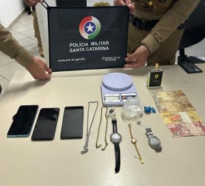 PM intercepta carro furtado em Vargem Bonita, prende dois homens e apreende cocaína em Catanduvas