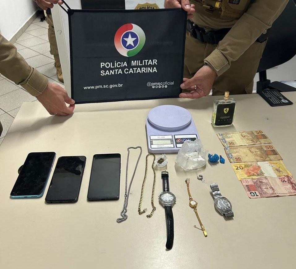 PM intercepta carro furtado em Vargem Bonita, prende dois homens e apreende cocaína em Catanduvas