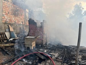 Incêndio destrói residência em Herval d’Oeste nesta terça-feira