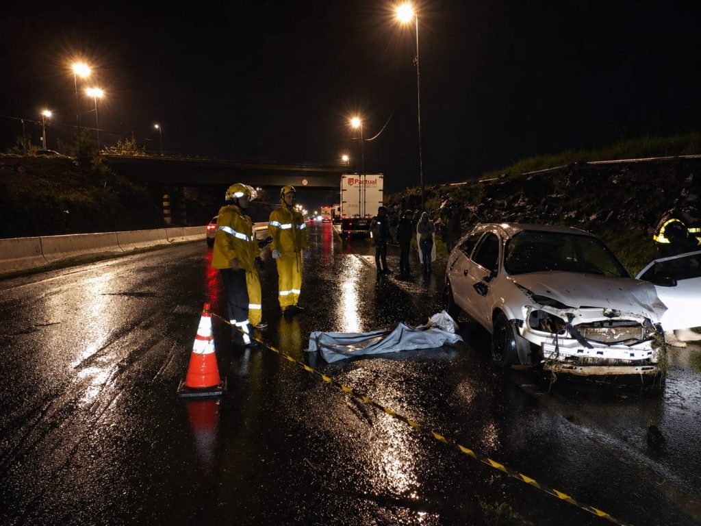 Capotamento deixa criança morta e duas pessoas feridas na BR-282