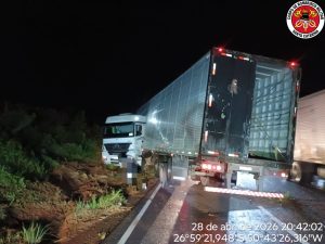 Saída de pista com caminhão é registrada em Lebon Régis
