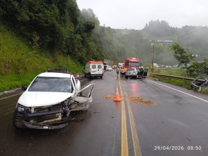 Grave colisão entre Golf e Saveiro deixa mulher presa às ferragens na SC-355 em Jaborá