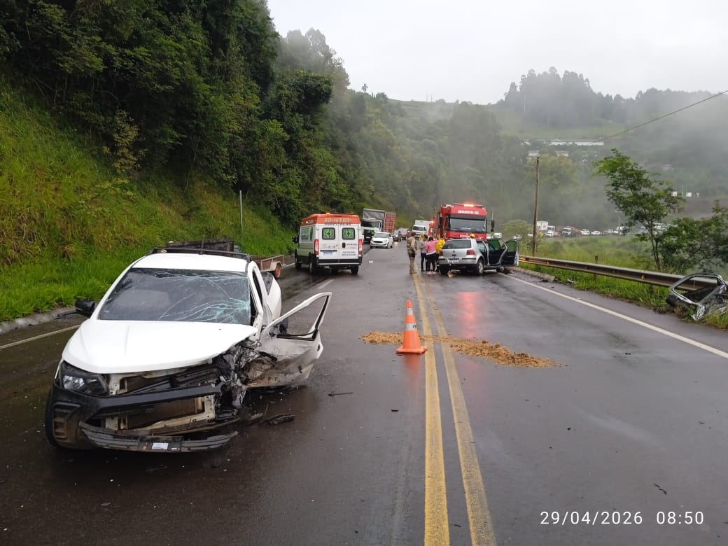 Grave colisão entre Golf e Saveiro deixa mulher presa às ferragens na SC-355 em Jaborá