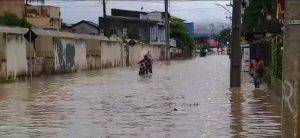 SC tem cidades alagadas, aulas canceladas e transtornos por causa da chuva