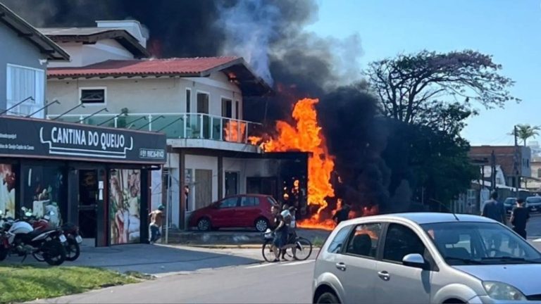 Avião que saiu de SC cai no RS e deixa mortos