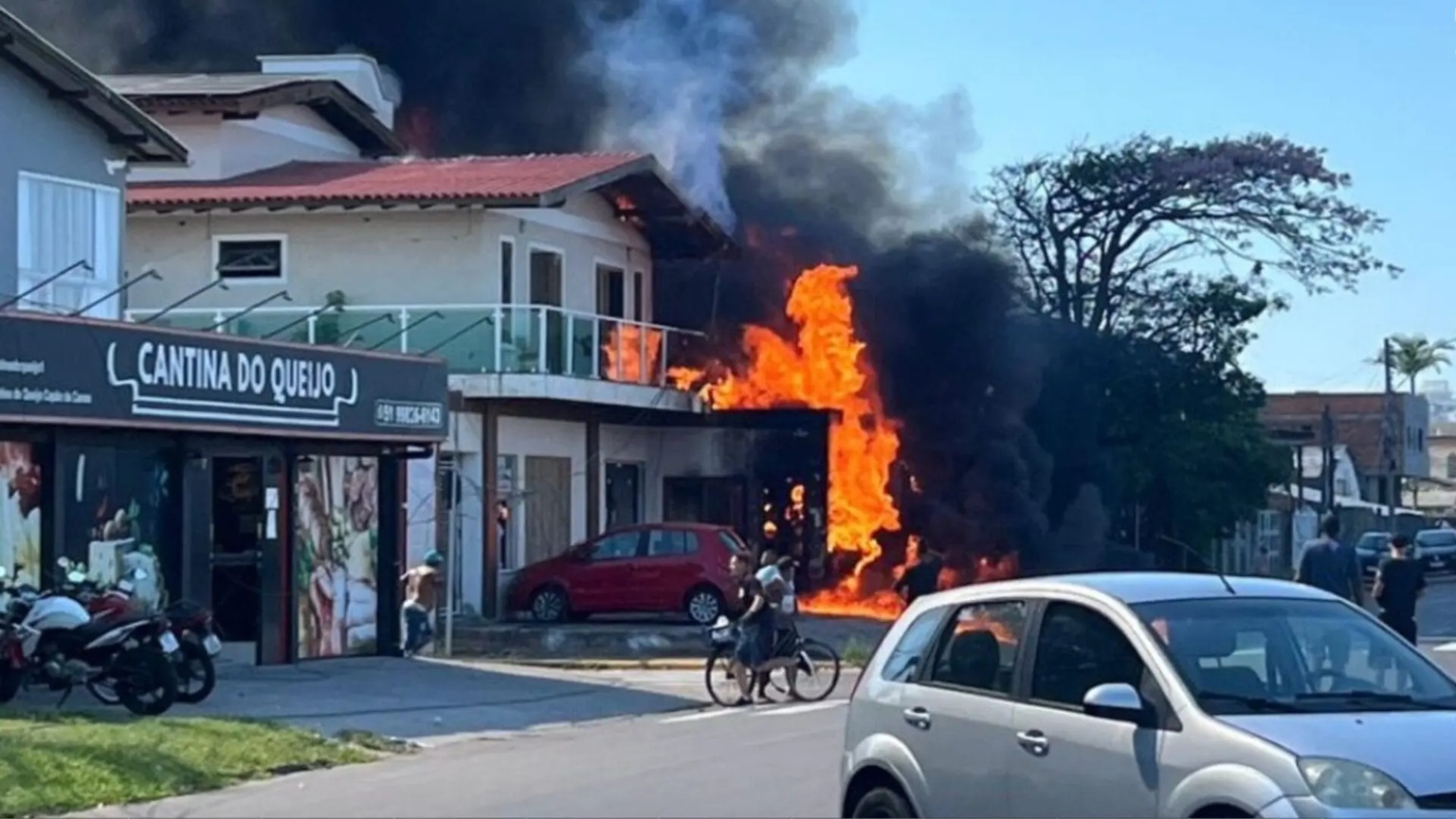 Avião que saiu de SC cai no RS e deixa mortos