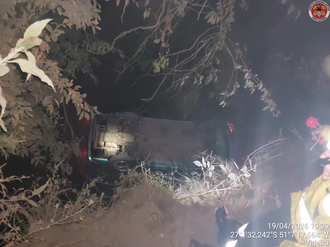 Queda de veículo de ponte deixa motorista ferido em Videira