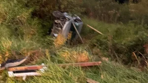 Motorista sem CNH é preso após bater em poste e capotar carro em SC