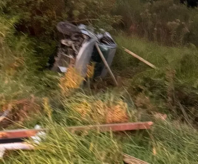 Motorista sem CNH é preso após bater em poste e capotar carro em SC