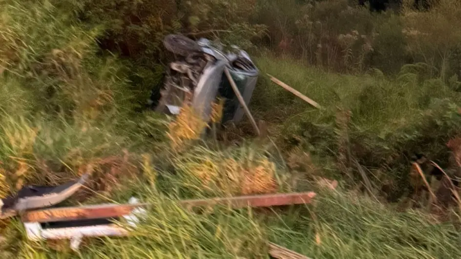 Motorista sem CNH é preso após bater em poste e capotar carro em SC