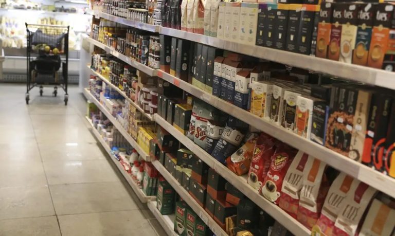 Varejo brasileiro cresce em fevereiro e atinge novo recorde, aponta IBGE