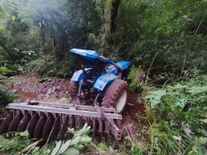 Mulher fica ferida após trator despencar em ribanceira de 80 metros no Oeste