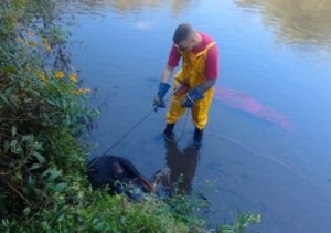 Cão é resgatado de rio em Caçador após ser encontrado amarrado