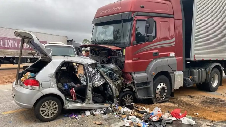 Feriado trágico: Dois acidentes terminam em 14 mortes nesta terça