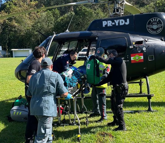 Jovem precisa ser resgatado por helicóptero após picada de abelha no Oeste