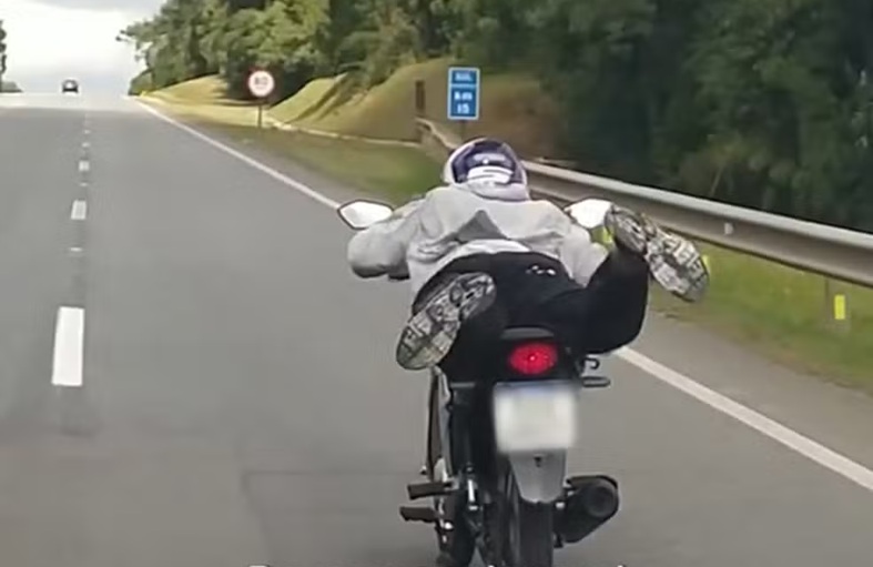PRF flagra motociclista em manobra ‘superman’ em rodovia de SC