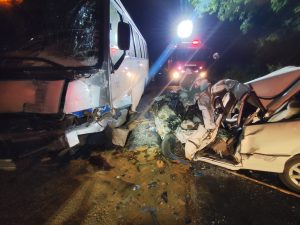 Motorista morre após colisão entre carro e ônibus no Oeste