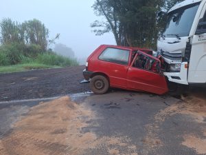 Motorista morre após colisão frontal entre carro e caminhão no Oeste