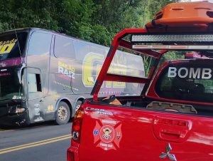 Ônibus da banda G10, com Paulinho Dill sai da pista e bate em barranco no RS