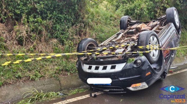 Veículo com placas de Joaçaba capota no interior de Lacerdópolis