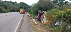 Tombamento de carreta deixa motorista ferido na BR-153