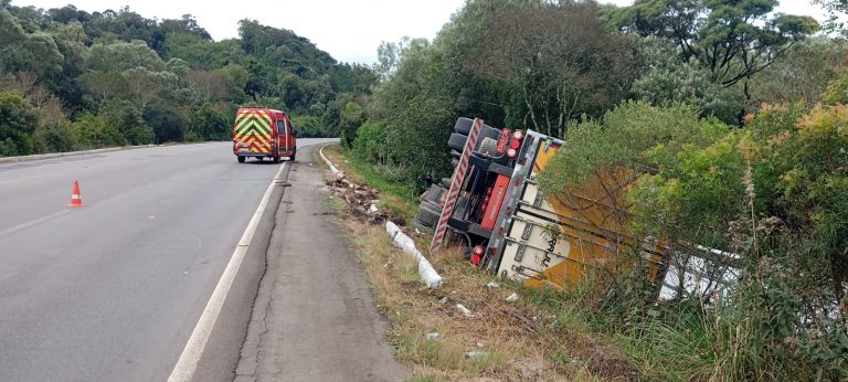 Tombamento de carreta deixa motorista ferido na BR-153