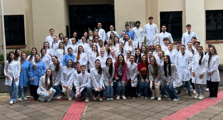 Curso de Odontologia promove ação de prevenção do câncer bucal em Joaçaba