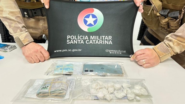 Polícia Militar prende foragido e apreende R$ 12 mil e cocaína em Água Doce